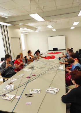 przedstawia uczestników projektu socjalnego aktywni pozytywni zdjęcie