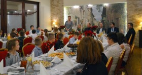 Zdjęcie przedstawia uczestników spotkania wigilijnego w Świetlicy Środowiskowej