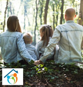 przedstawia cztero osobową rodzinę zdjęcie