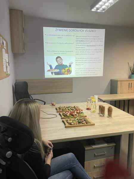 Zdjęcie przedstawia uczestników warsztatów