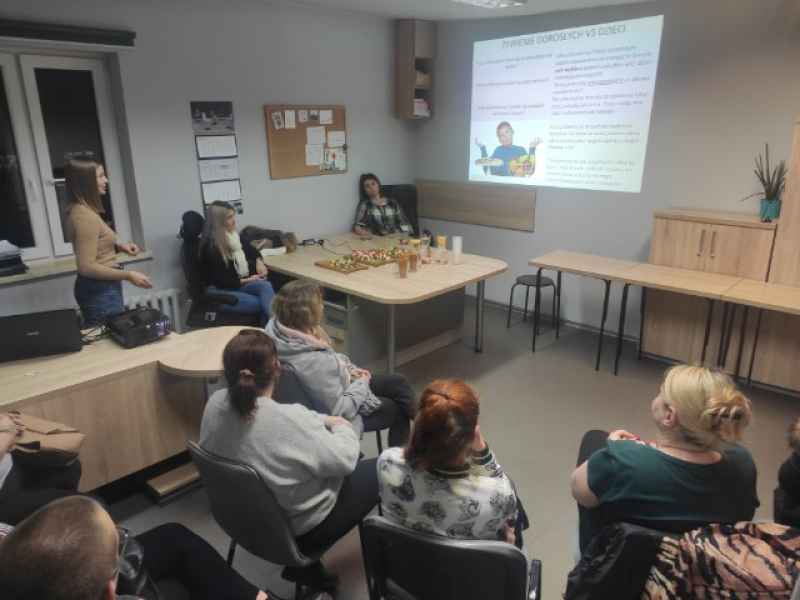 Zdjęcie przedstawia uczestników warsztatów